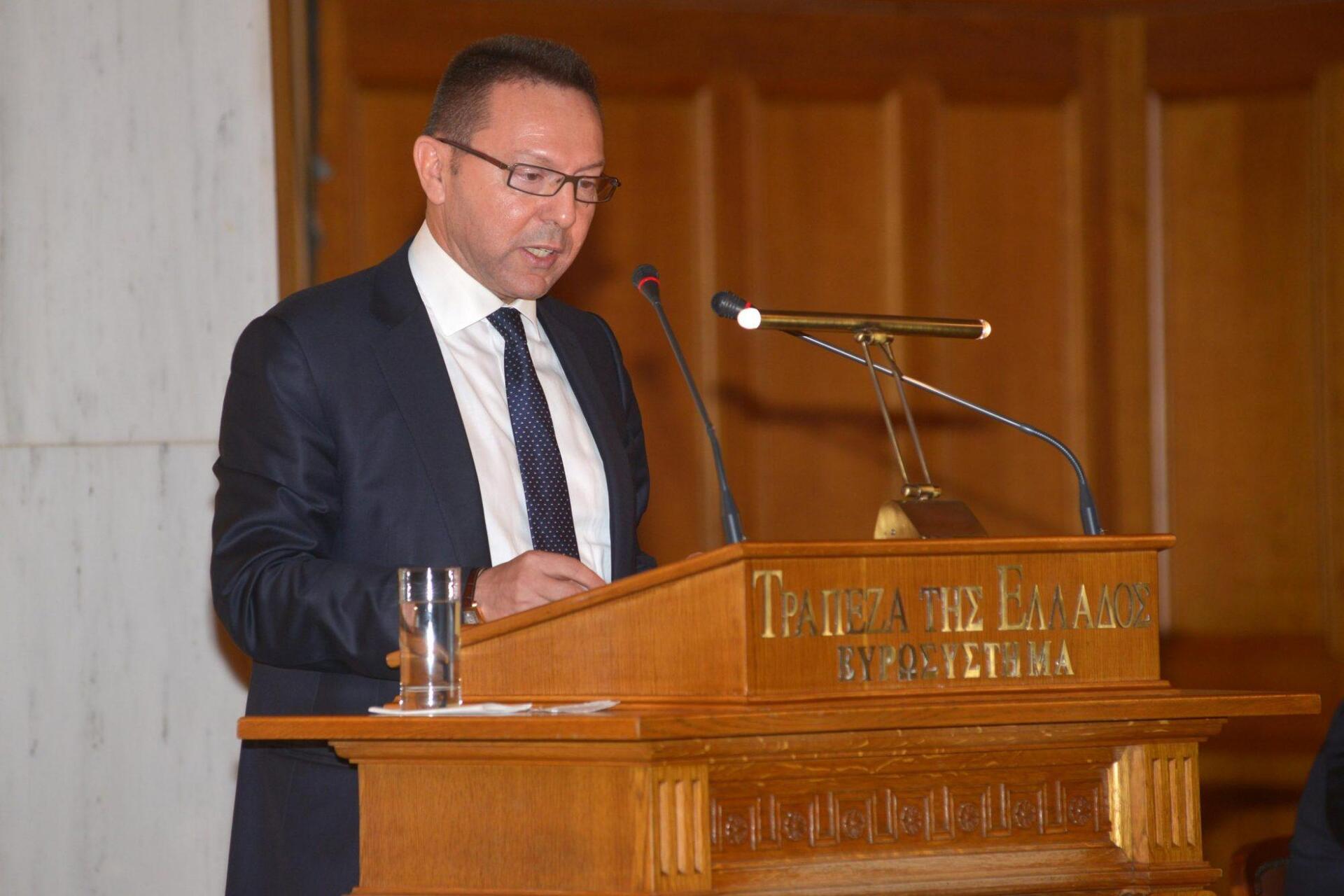 Στουρνάρας: Ύφεση 0,3% το 2016 – Υπάρχουν ακόμη στα στρώματα 15-20 δισ. ευρώ