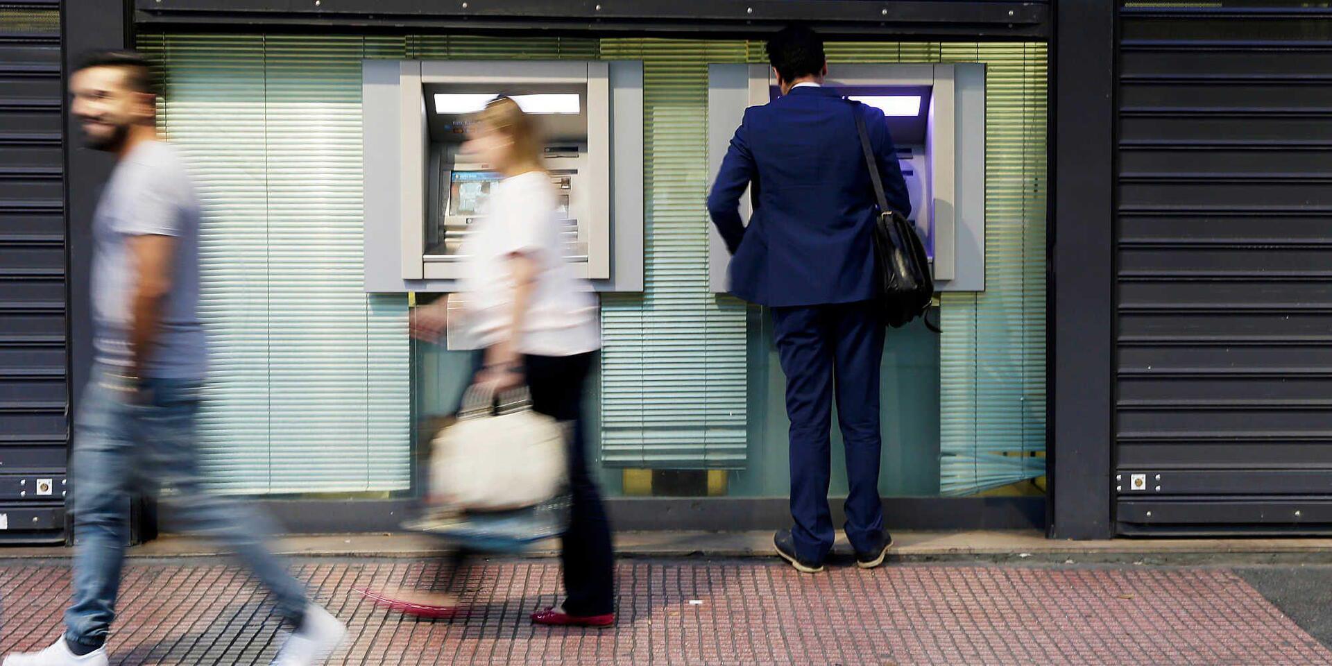 Η έρευνα για τα capital controls σκοντάφτει σε πολιτικά πρόσωπα