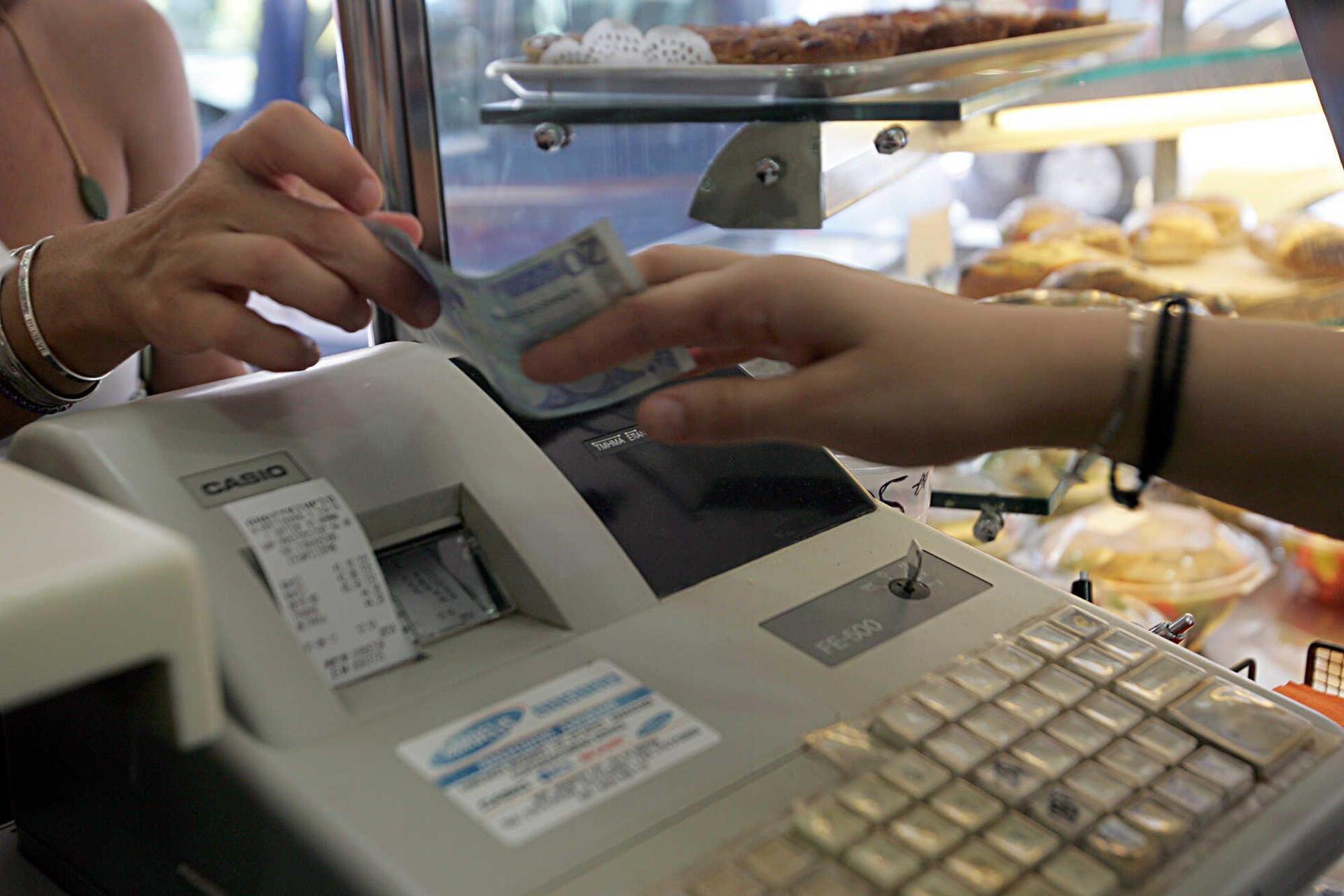 Αυστηρά πρόστιμα για όσους δεν κόβουν αποδείξεις, εξετάζει το ΥΠΟΙΚ