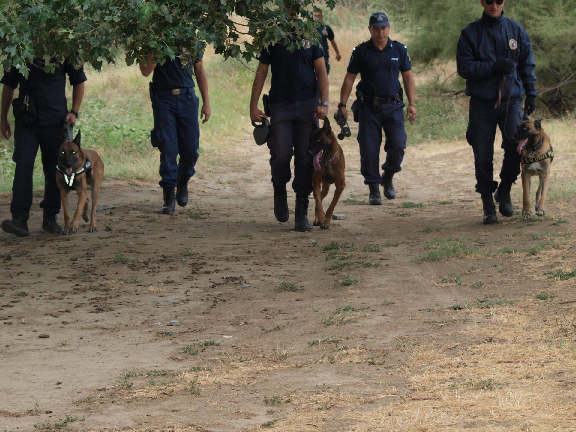 Το ΥΠΟΙΚ «προσλαμβάνει» σκύλους για να ψάχνουν μετρητά στις βαλίτσες!