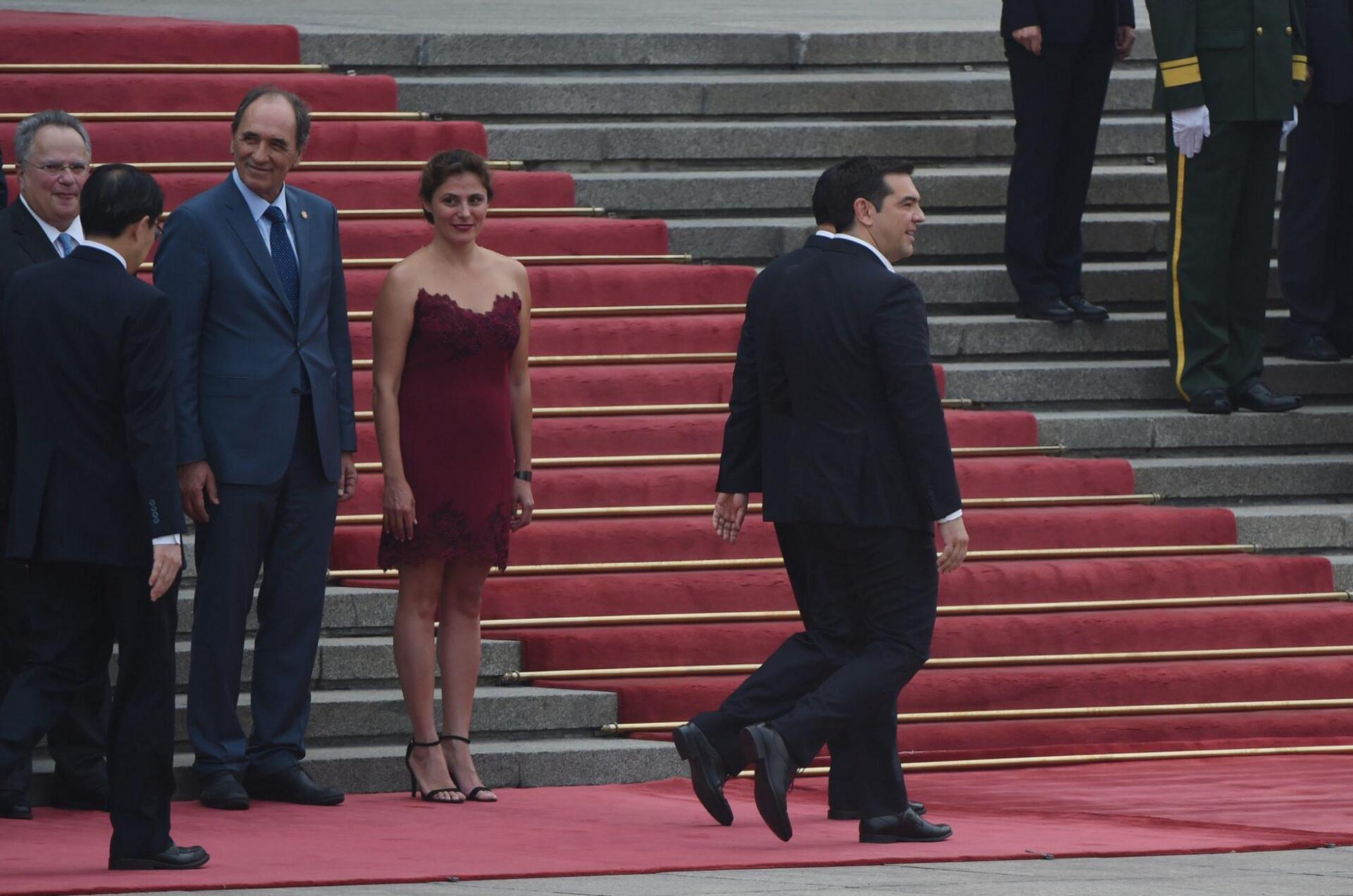 Δείτε το μπορντό φόρεμα της Περιστέρας Μπαζιάνα στην πλατεία Τιέν Αν Μεν [εικόνες]