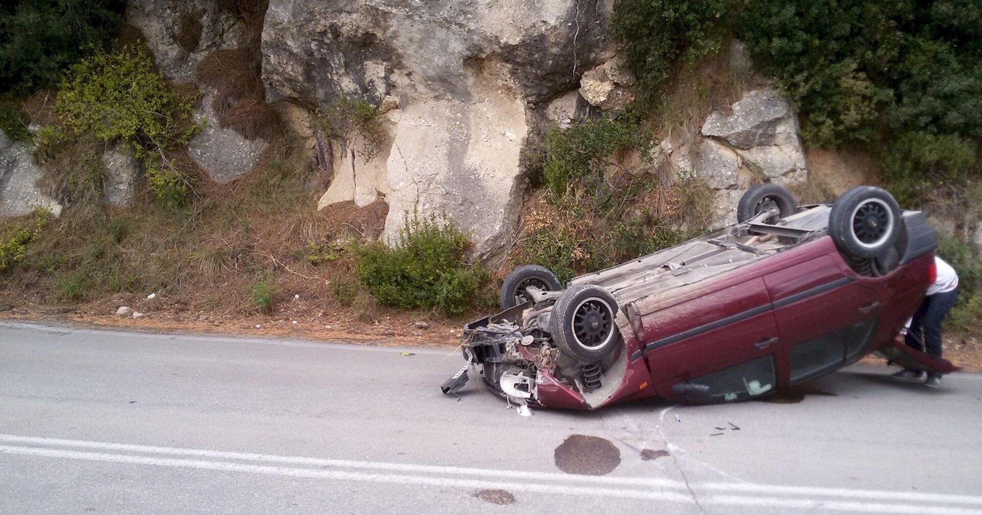 Αναποδογύρισε το αυτοκίνητο… αλλά ο οδηγός δεν έπαθε το παραμικρό