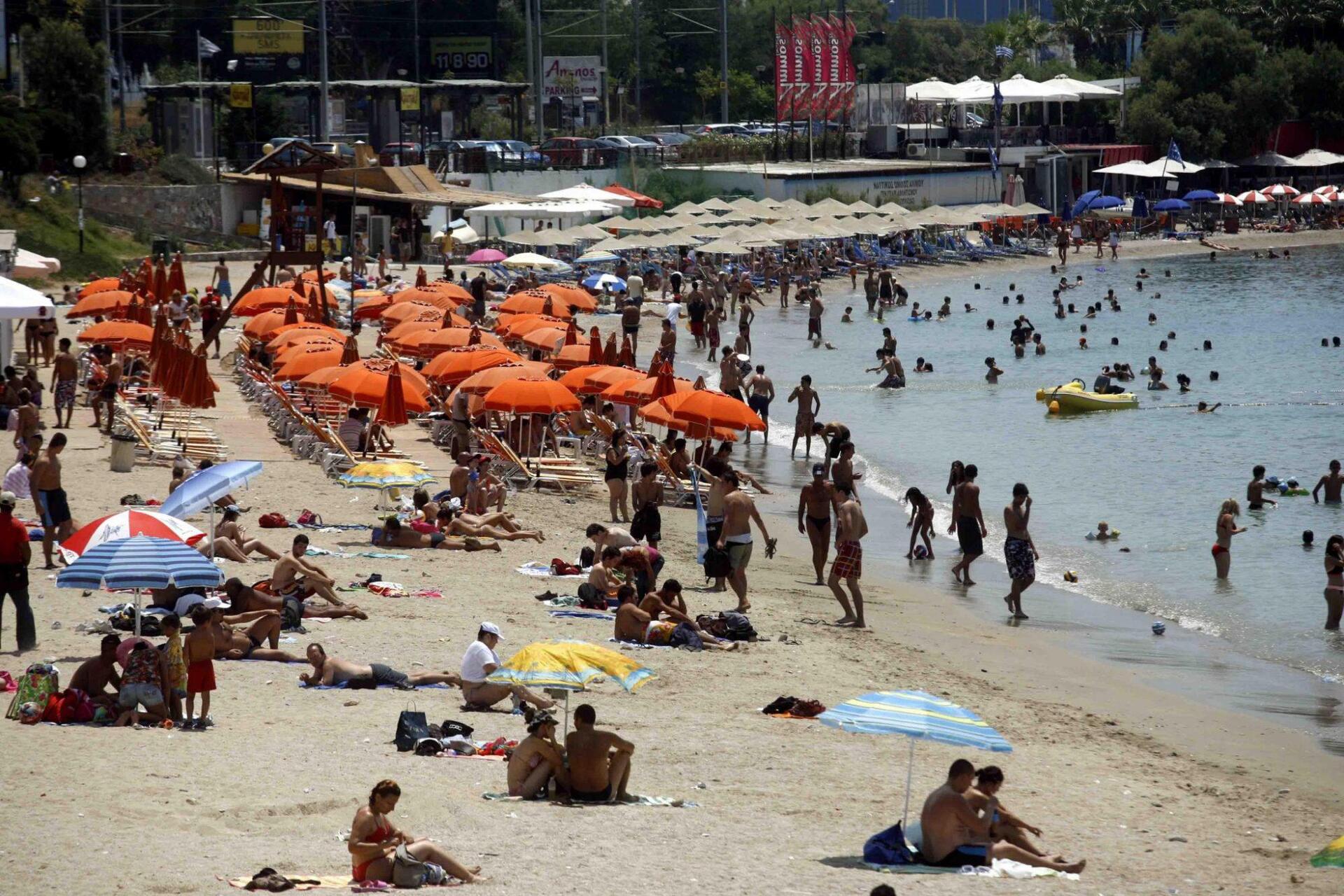 Με δημοτικά λεωφορεία τα μπάνια της φτωχολογιάς
