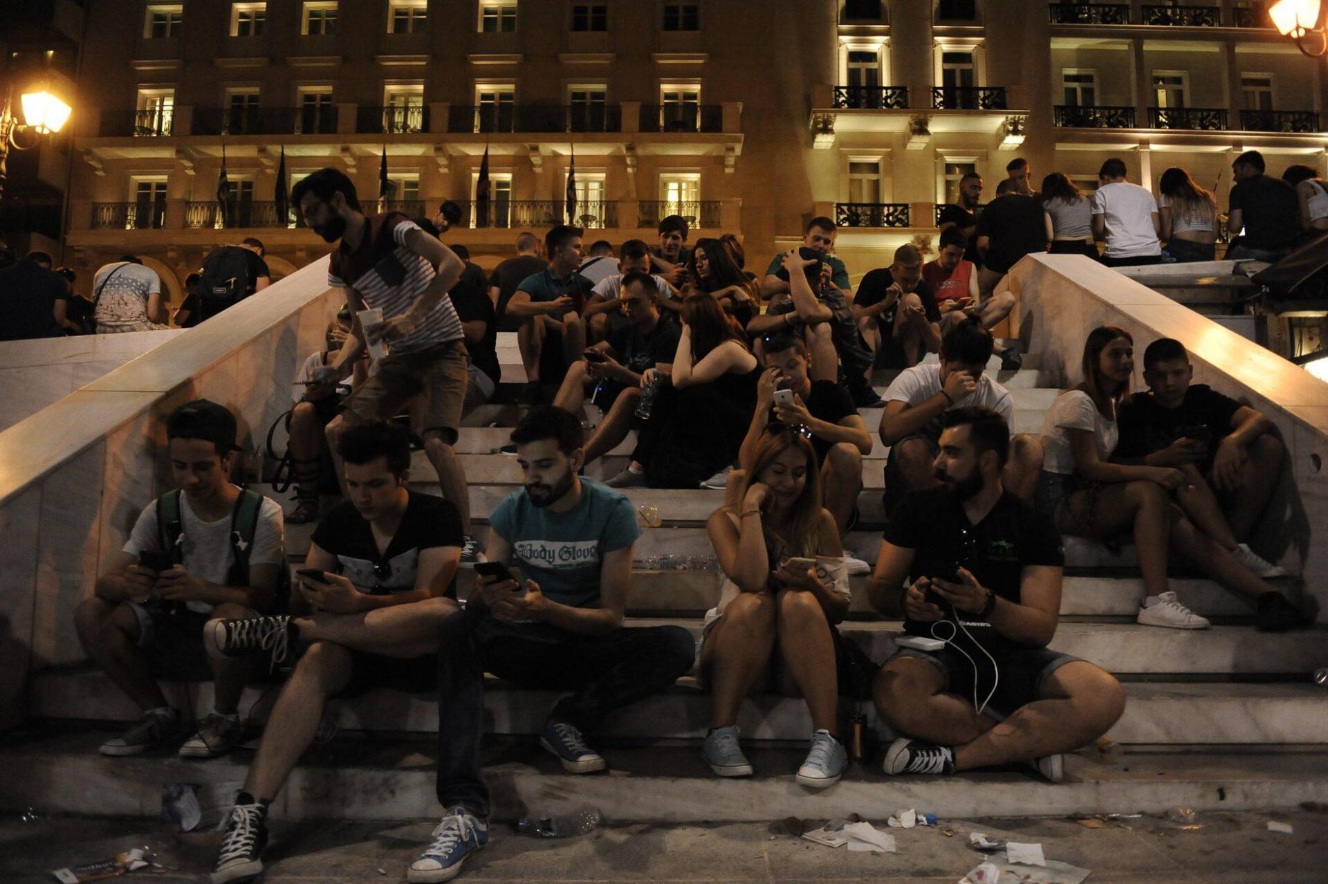 Pokemon Go Night Tour: Οι Αθηναίοι ξενύχτησαν κυνηγώντας Πόκεμον! [εικονες]