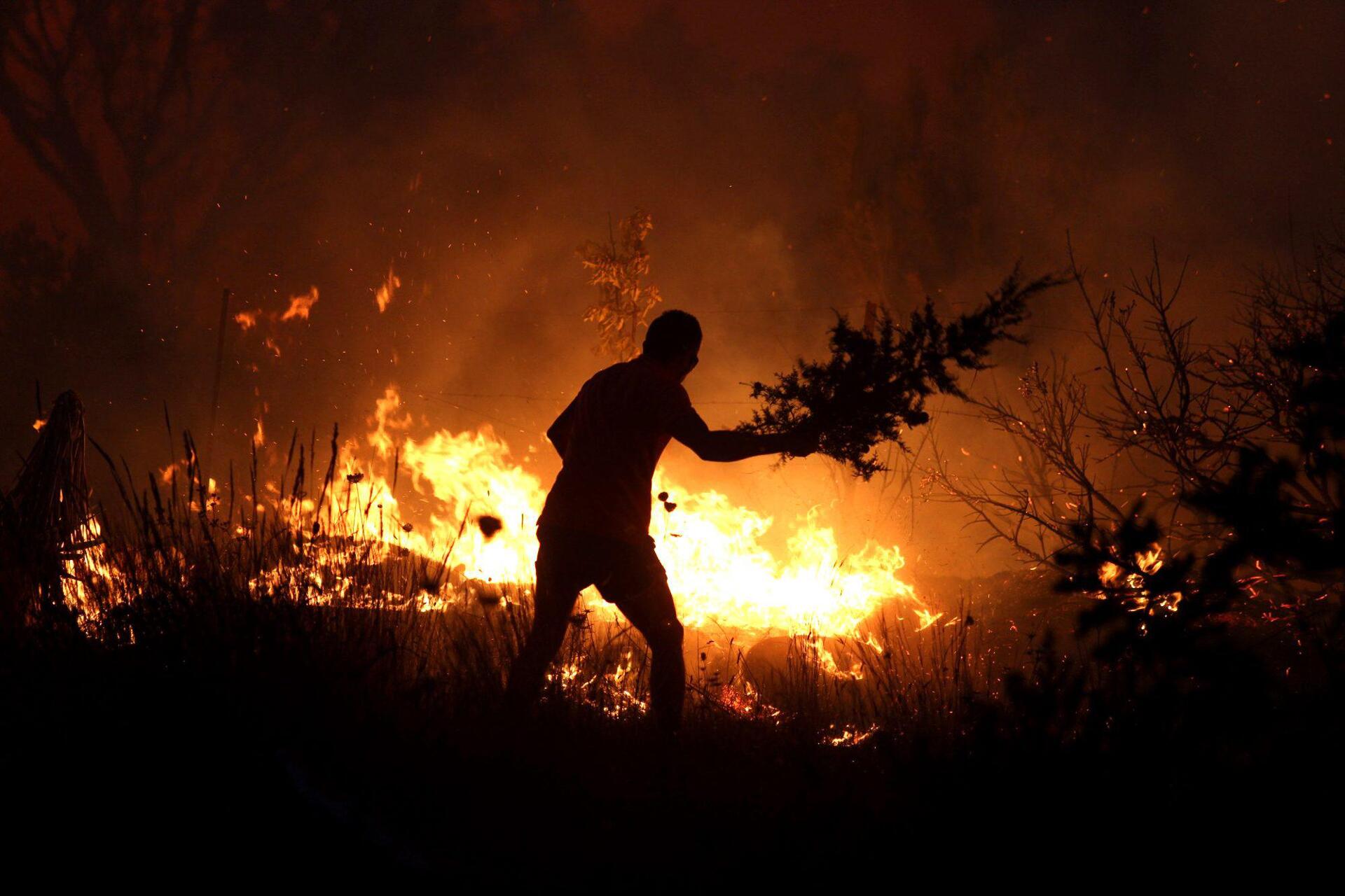 Φωτιά στην Πάρνηθα – Δείτε βίντεο από την επιχείρηση κατάσβεσης