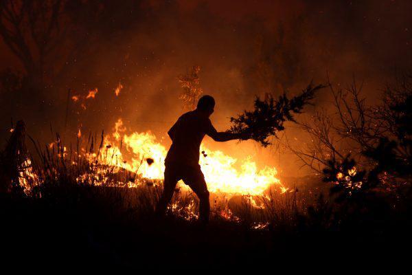 Φωτιά στην Πάρνηθα – Δείτε βίντεο από την επιχείρηση κατάσβεσης