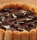 Ο Τάσος Αντωνίου από το «Μαμά Πεινάω» ετοιμάζει την πιο απολαυστική τούρτα παγωτό σοκολάτα και μπισκότο