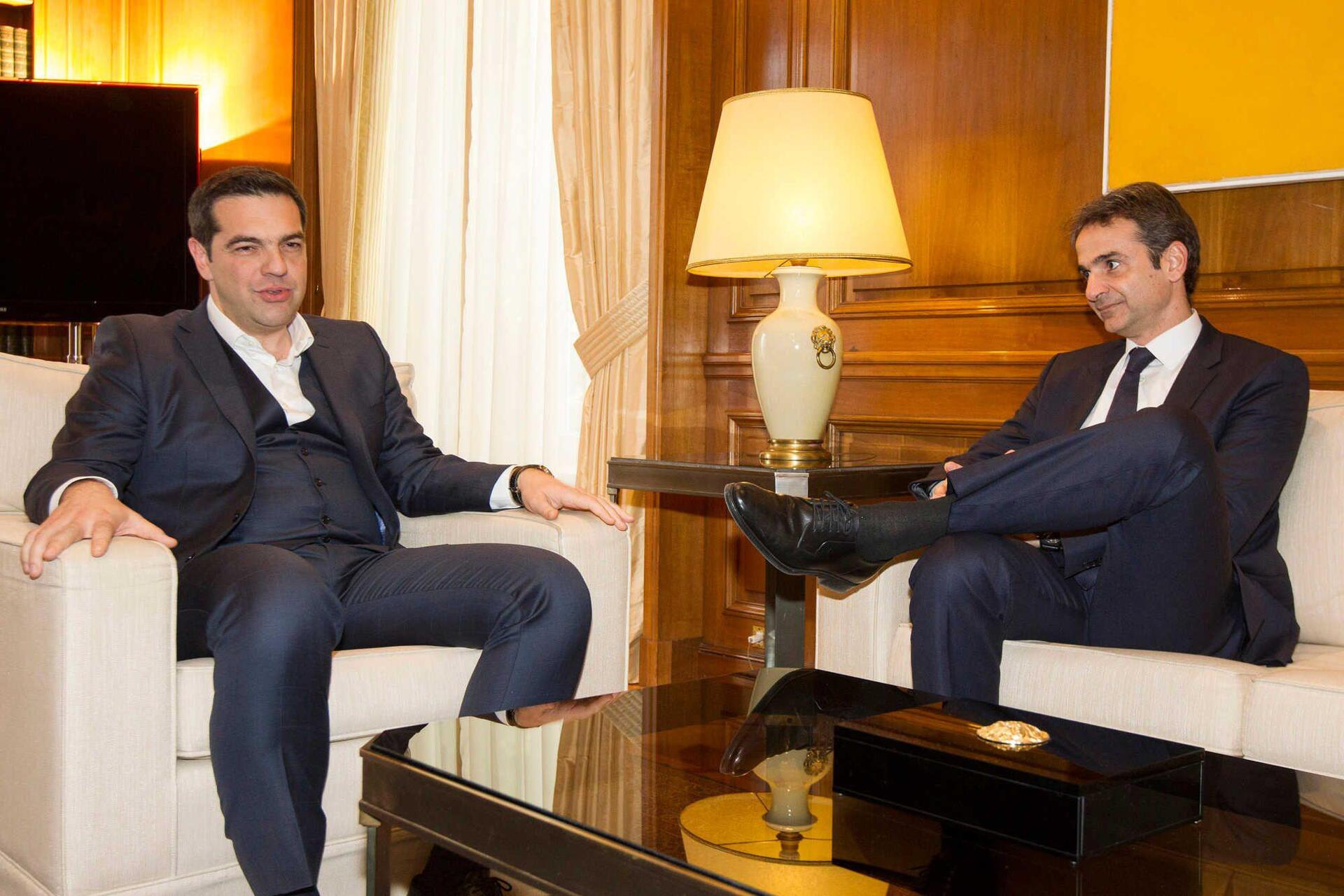 Τσίπρας: Έμαθα πως είσαι καλός στο ποδόσφαιρο-Μητσοτάκης:Προπονούμαι μια φορά την εβδομάδα
