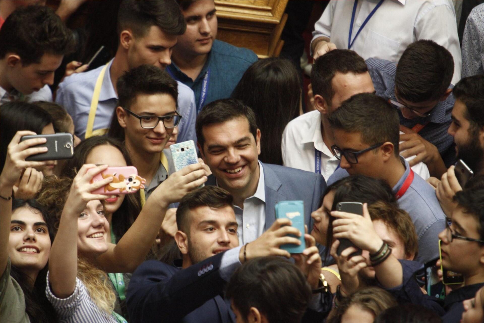 Πήραν «φωτιά» τα κινητά στην Βουλή των Εφήβων για μια selfie με τον Τσίπρα [εικόνες]