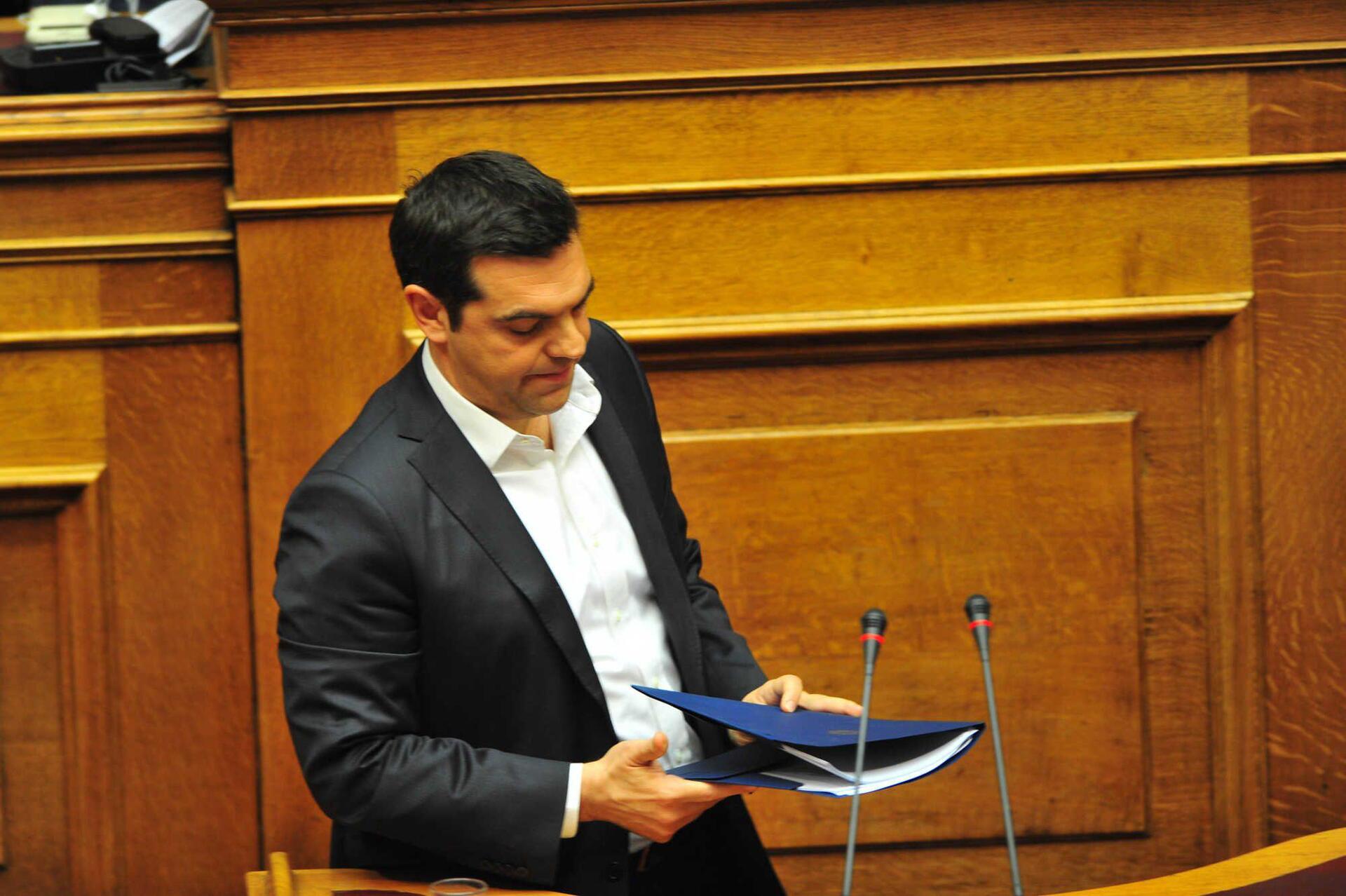 Bloomberg: Ο Τσίπρας υπονομεύει την πολιτική σταθερότητα της χώρας για να εξασφαλίσει ακόμα μια θητε