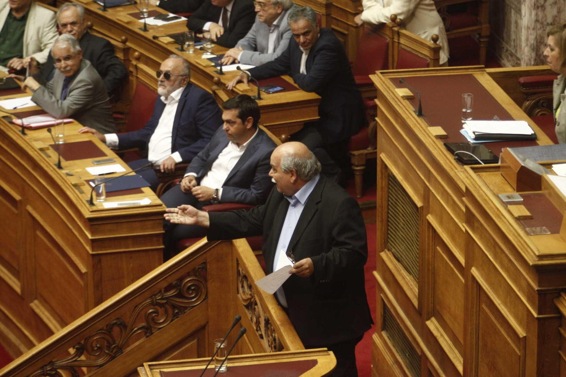«Θερμό» επεισόδιο Βούτση – Αυγενάκη στη συζήτηση για τον εκλογικό νόμο [βίντεο]