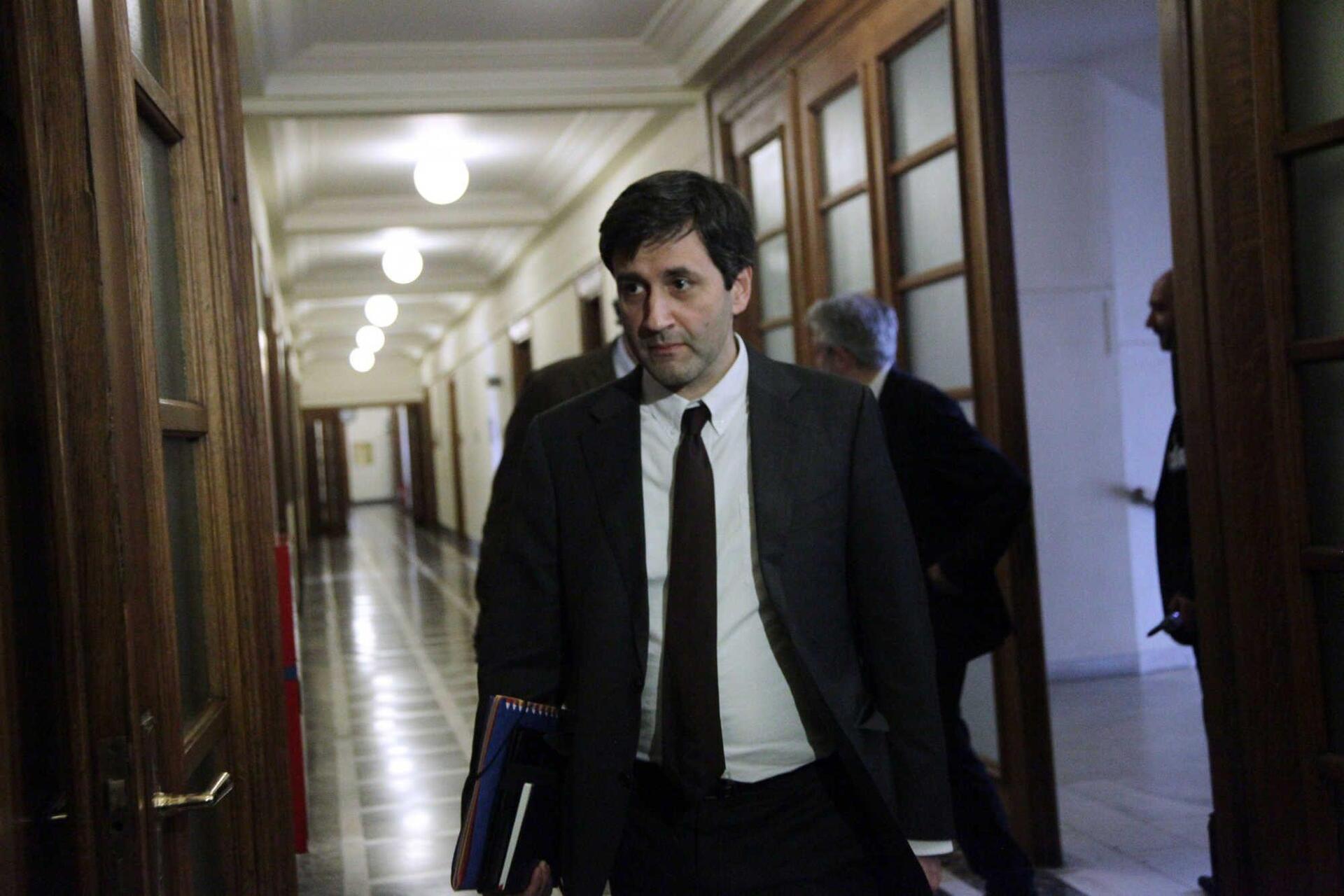 «Χειρόφρενο» από Χουλιαράκη στις αυξήσεις μισθών στις συγκοινωνίες