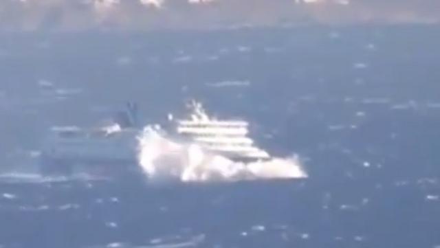 Πελώρια κύματα “σκεπάζουν” το SuperFerry στο στενό Τήνου – Μυκόνου [βίντεο]