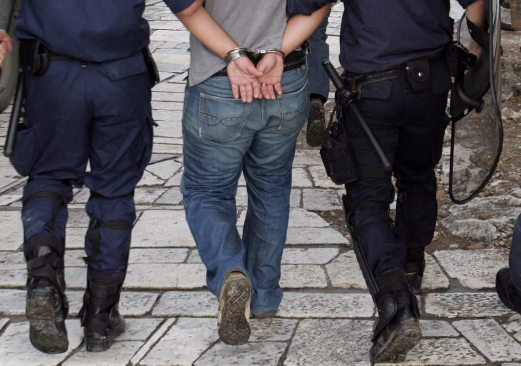 Συνελήφθη 28χρονος που μετέφερε στη βαλίτσα του 12 κιλά κάνναβης