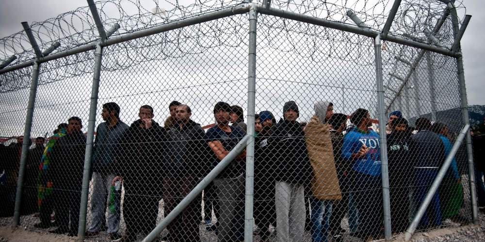 O Guardian στην Αμυγδαλέζα: Προσφυγόπουλα ξεχασμένα στο διαβόητο κέντρο
