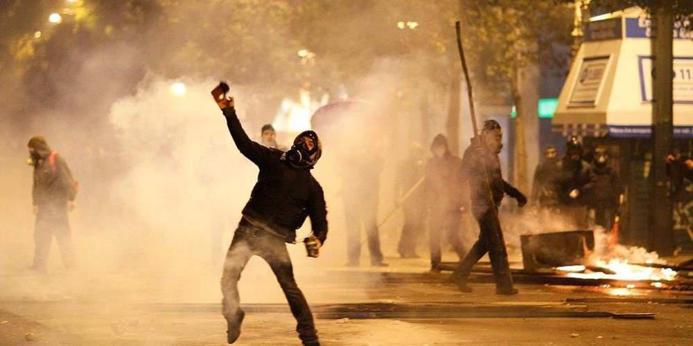 Και νέα επίθεση σε διμοιρία των ΜΑΤ κοντά στα γραφεία του ΠΑΣΟΚ