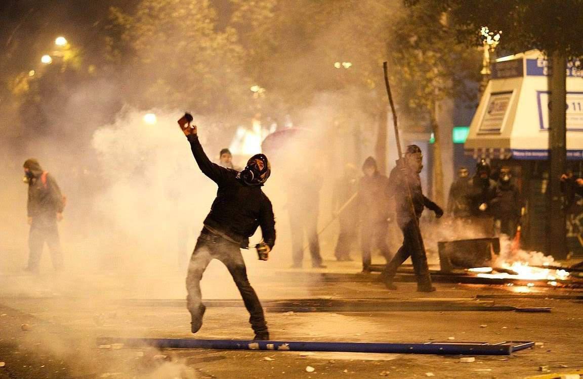 Και νέα επίθεση σε διμοιρία των ΜΑΤ κοντά στα γραφεία του ΠΑΣΟΚ
