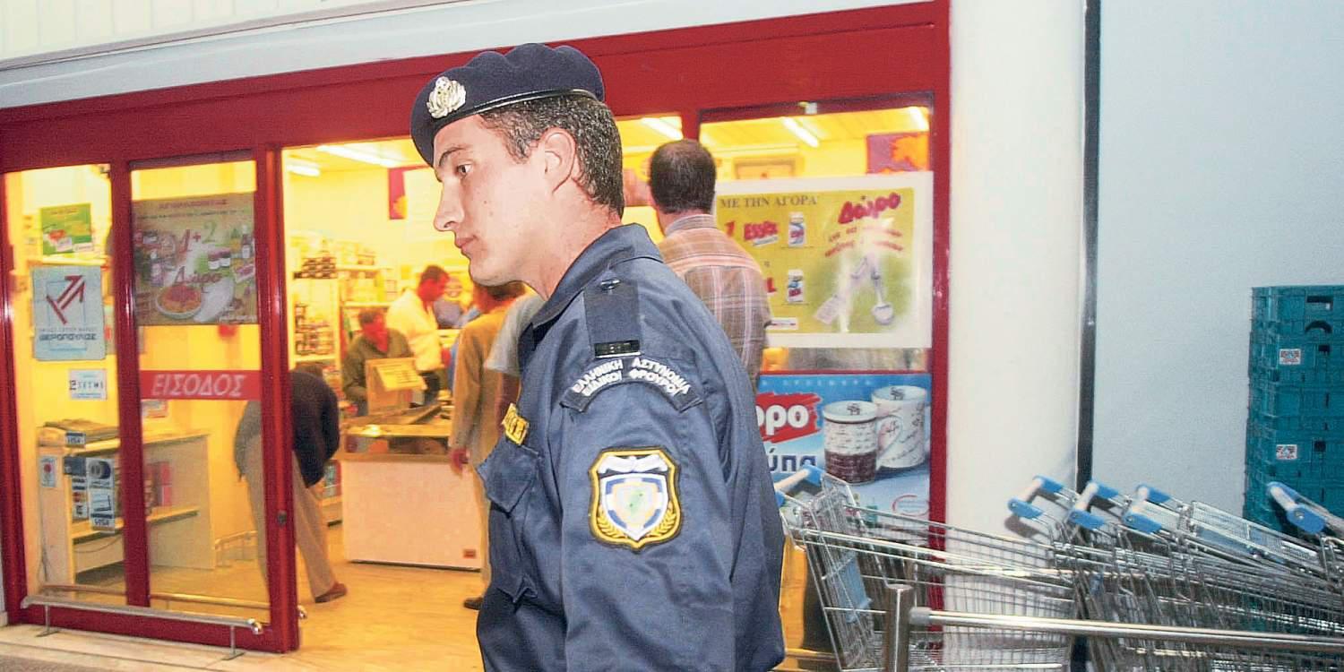 Αστυνομικός κλοιός γύρω από τα σούπερ μάρκετ στα Εξάρχεια