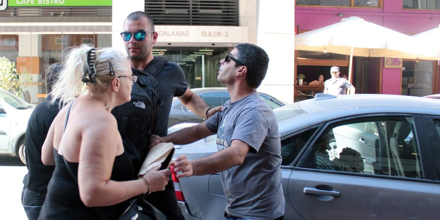 Στα δικαστήρια Πειραιά ο οδηγός του ταχύπλοου – Του επιτέθηκαν συγγενείς των θυμάτων [εικόνες-βίντεο