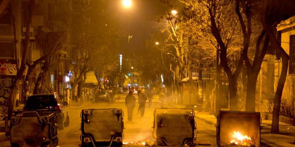 Άγνωστοι επιτέθηκαν με μολότοφ στα ΜΑΤ, γύρω από το Πολυτεχνείο