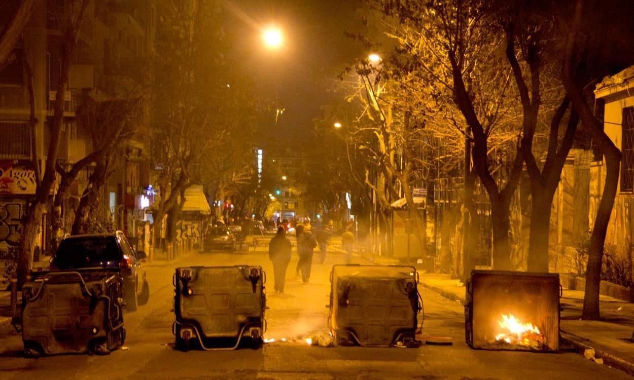 Άγνωστοι επιτέθηκαν με μολότοφ στα ΜΑΤ, γύρω από το Πολυτεχνείο