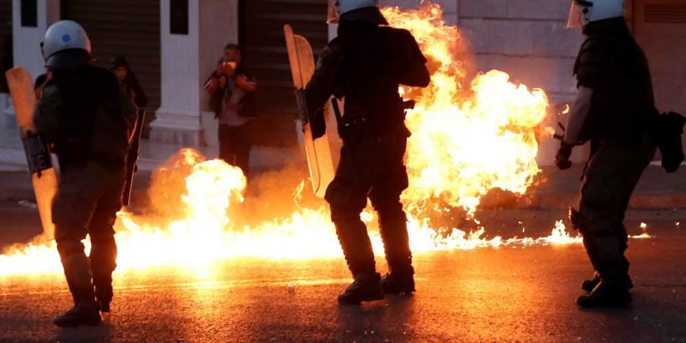Επίθεση με φωτοβολίδες και μολότοφ σε διμοιρία των ΜΑΤ στην Πατησίων