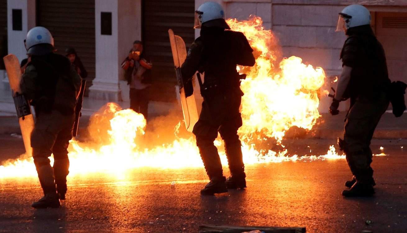 Μολότοφ και πέτρες κατά των ΜΑΤ, τη νύχτα στη Χαριλάου Τρικούπη