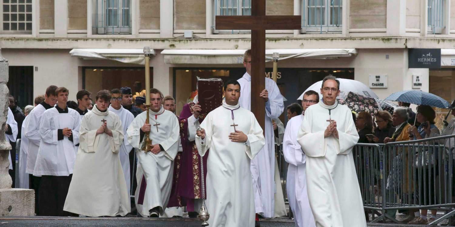 Υπό δρακόντεια μέτρα ασφαλείας η κηδεία του ιερέα που σφαγιάστηκε από τζιχαντιστές
