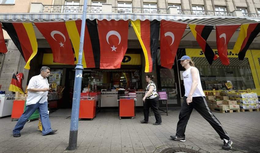 Die Welt: Oι πράκτορες του Ερντογάν απειλούν Τούρκους στην Γερμανία