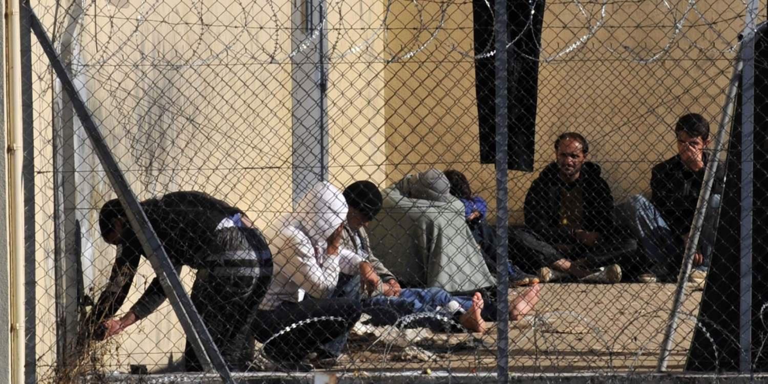 Guardian: Πεδίο δράσης της μαφίας τα ελληνικά κέντρα προσφύγων