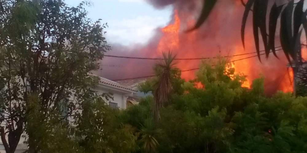 Εκκενώθηκε το κέντρο της Λευκάδας όπου καίει ανεξέλεγκτα η φωτιά