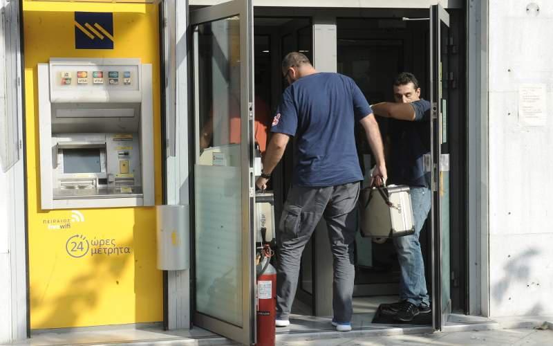Χρηματοκιβώτιο, ταμεία και θυρίδες άδειασαν οι ληστές της τράπεζας στους Αμπελοκήπους