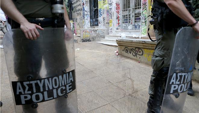 Επεισόδια με Μολότοφ και χημικά στα Εξάρχεια – 14 άτομα προσήγαγε η Αστυνομία