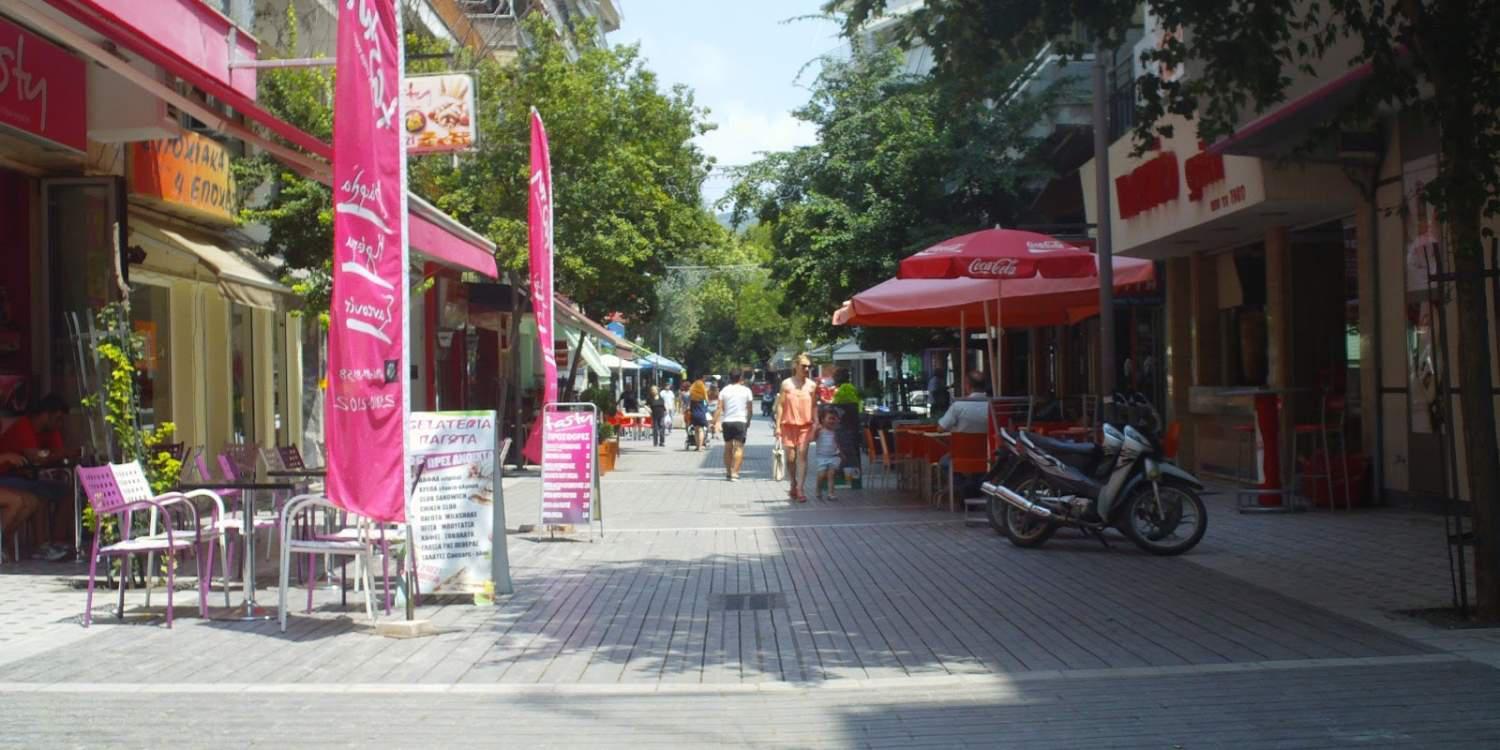 Μαζεύει τα «αυθαίρετα» τραπεζοκαθίσματα από τα πεζοδρόμια ο δήμος Καλαμάτας