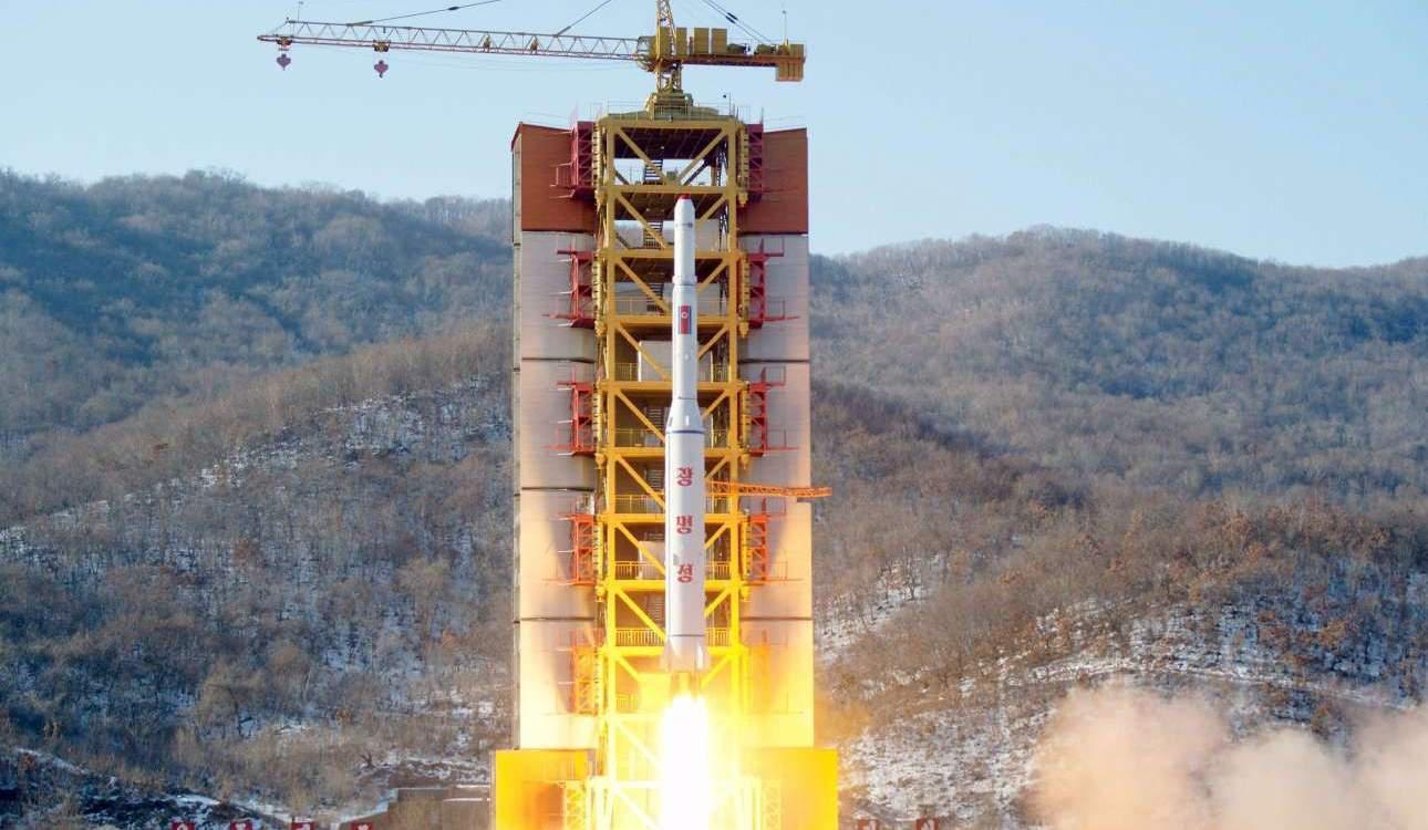 Σάλος από πυραυλικές εκτοξεύσεις από τη Βόρεια Κορέα