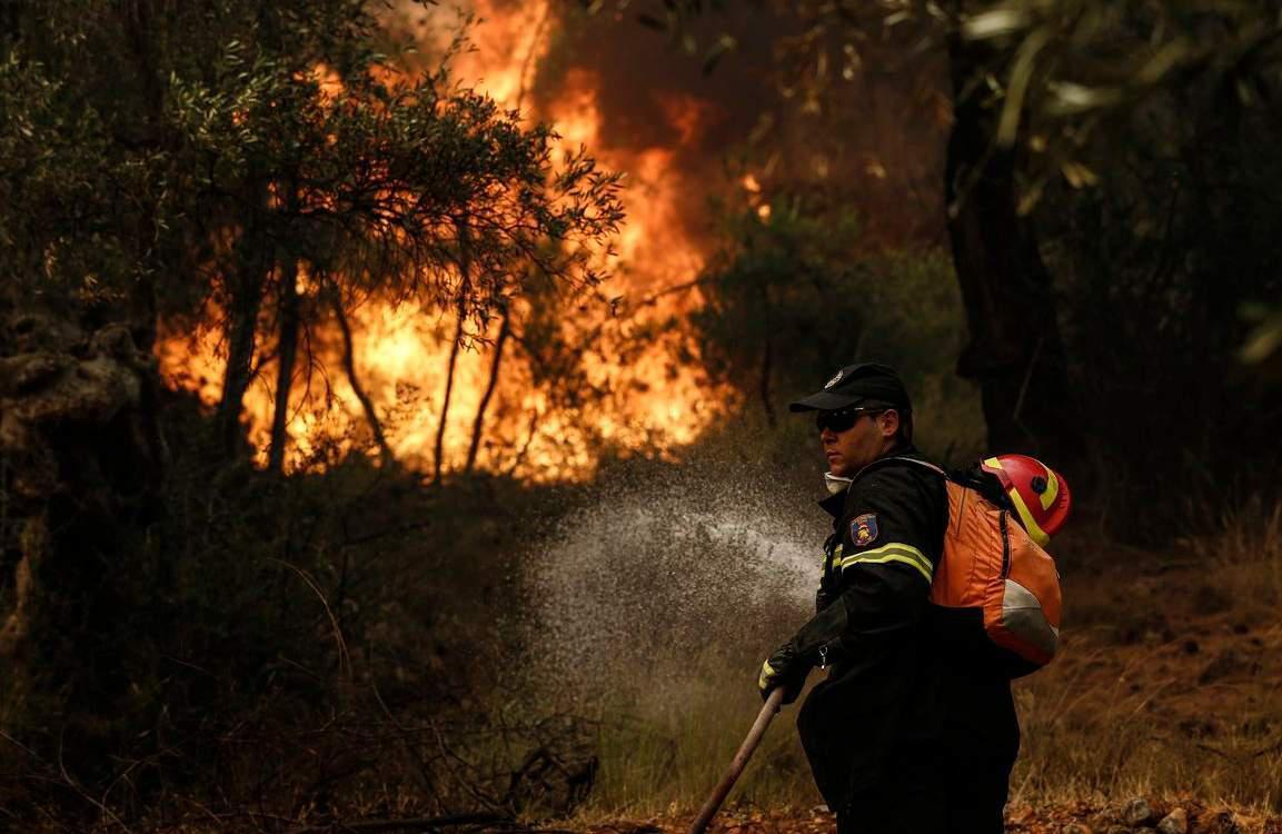 Φωτιά στην Αχαΐα – Επιχειρούν 88 πυροσβέστες