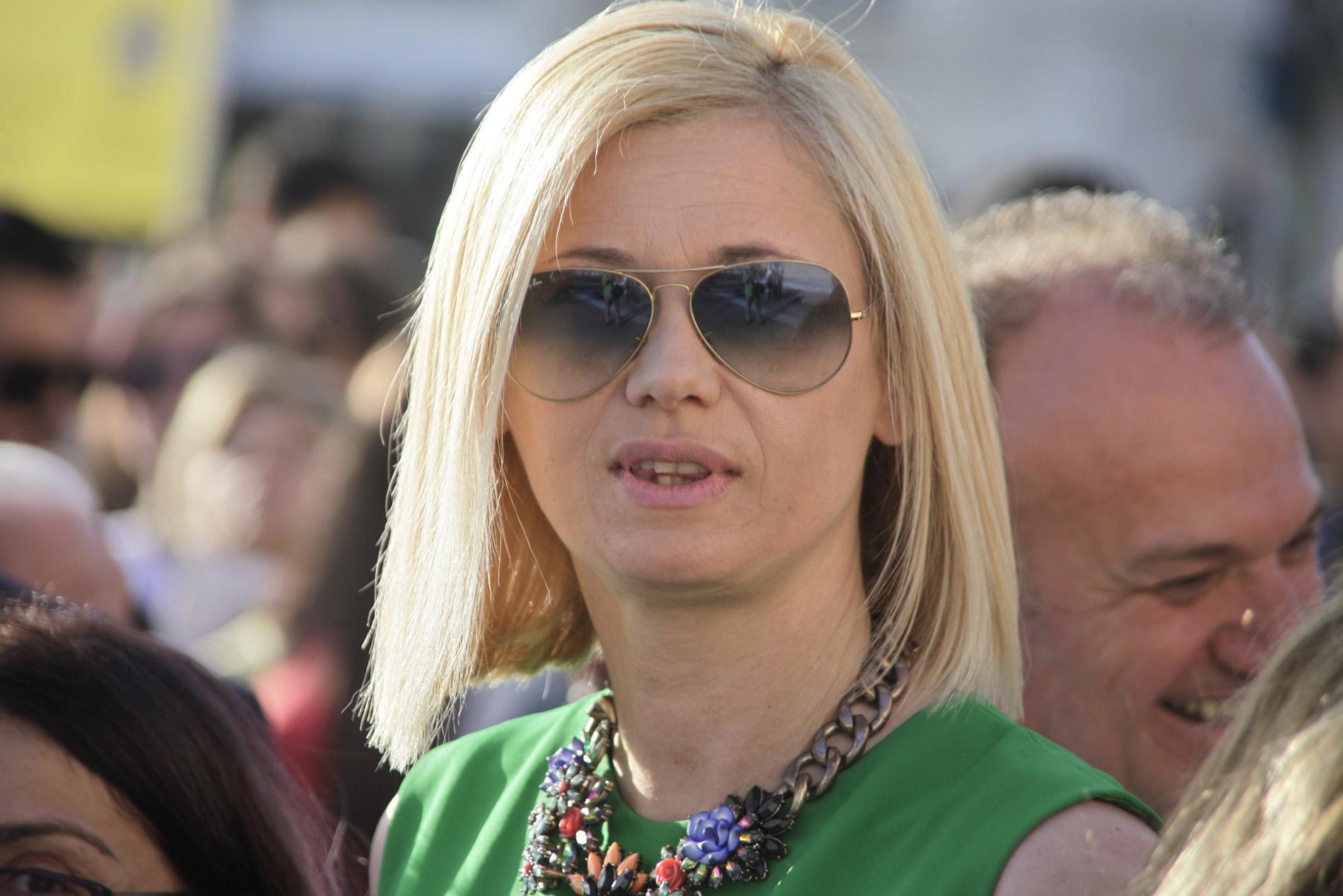 Ραχήλ Μακρή: Δύσκολες… ώρες – Δεν μπορεί να βρει κοπέλα για τα σπασμένα… νύχια της