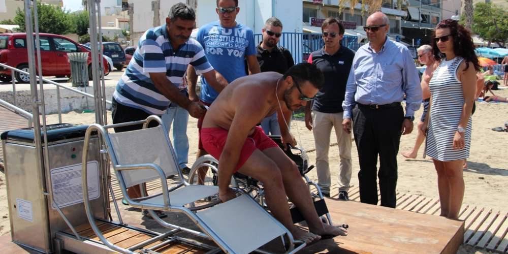 Σύστημα πρόσβασης ατόμων με κινητικά προβλήματα στη θάλασσα, σε παραλία στα Χανιά