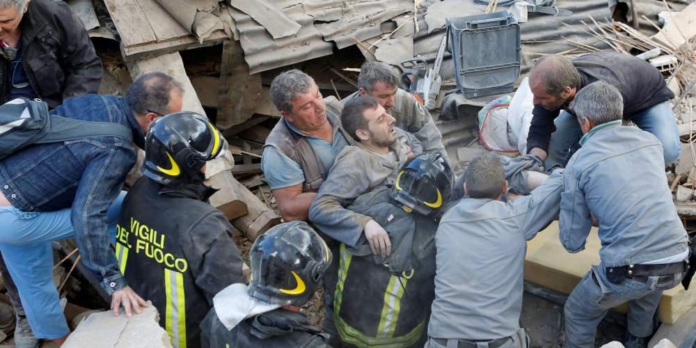 Στα 6 Ρίχτερ υπολογίζουν οι σεισμολόγοι τώρα τον σεισμό στην Ιταλία
