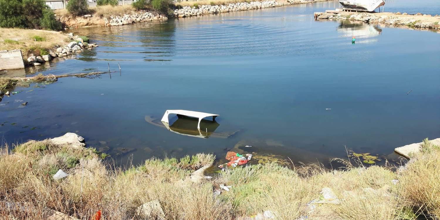 Βουτιές στα θολά νερά του Σκαραμαγκά