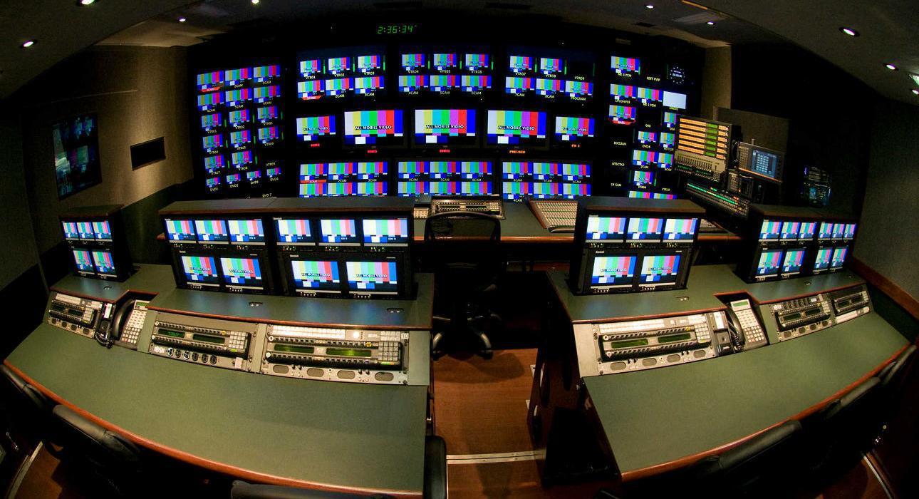 Ελληνική τηλεόραση: Τα πιο αστεία στιγμιότυπα της χρονιάς – Από το ζαμέ στο Κορωπί έως την περιγραφή της λέξης «παρθένος» [βίντεο]