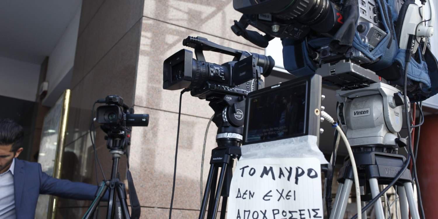H σιωπηρή διαμαρτυρία των εργαζομένων σε Alpha και Star [εικόνες]