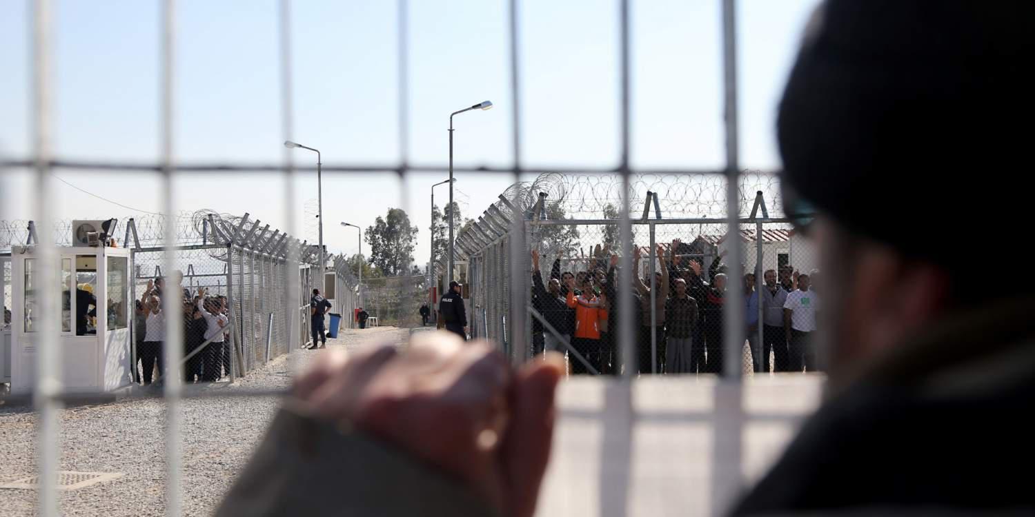 Βίαια επεισόδια με τραυματίες στη Σάμο με αφορμή απόπειρα βιασμού 19χρονου