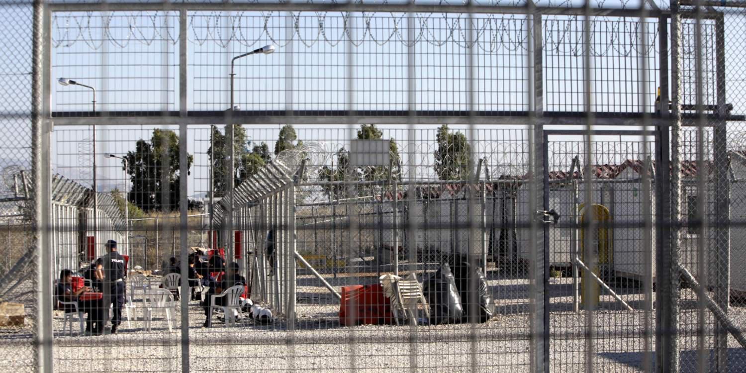 Προσφυγικό: Χάος στη Λέσβο, «φιέστα» στην Αμυγδαλέζα