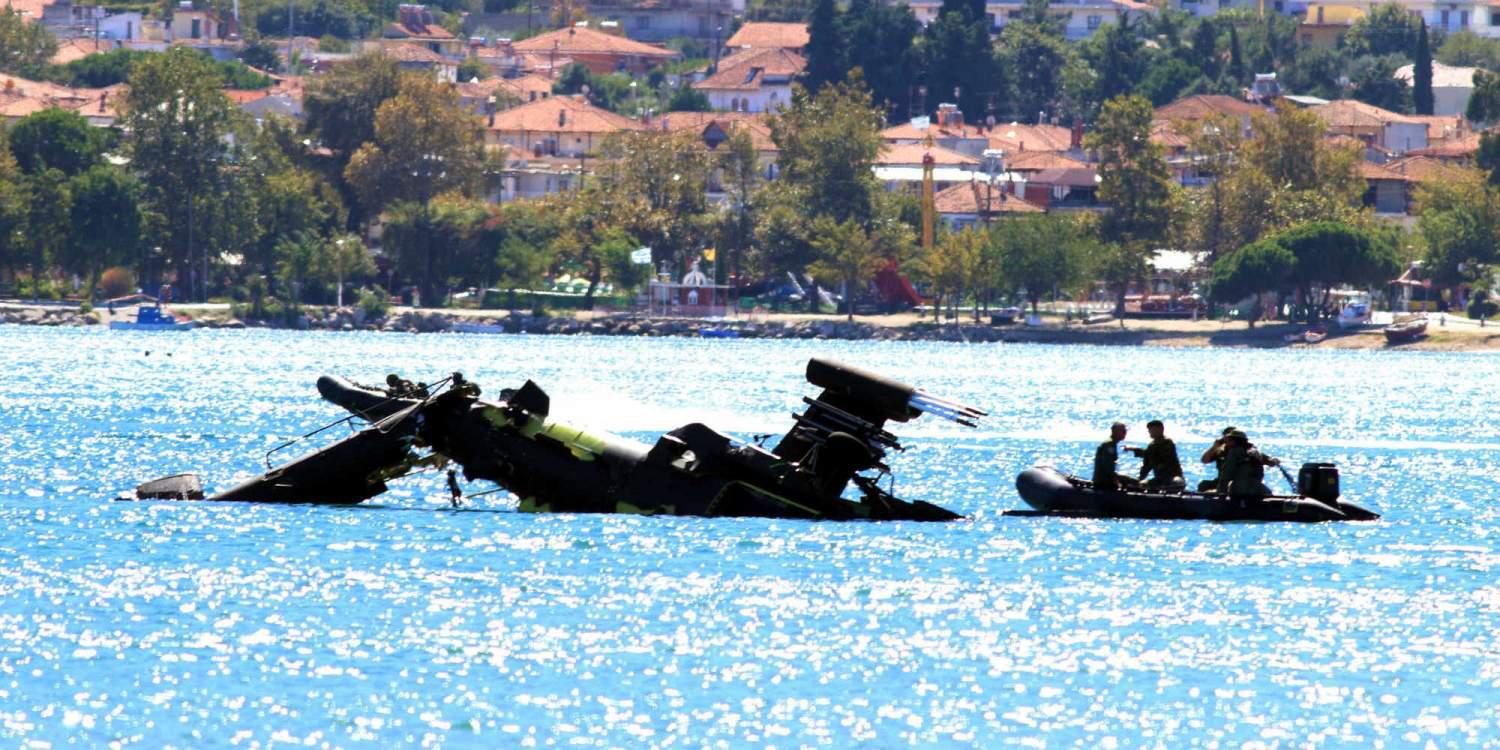 Πτώση Apache: Μισοβυθισμένο το ελικόπτερο που έπεσε κατά τη διάρκεια άσκησης