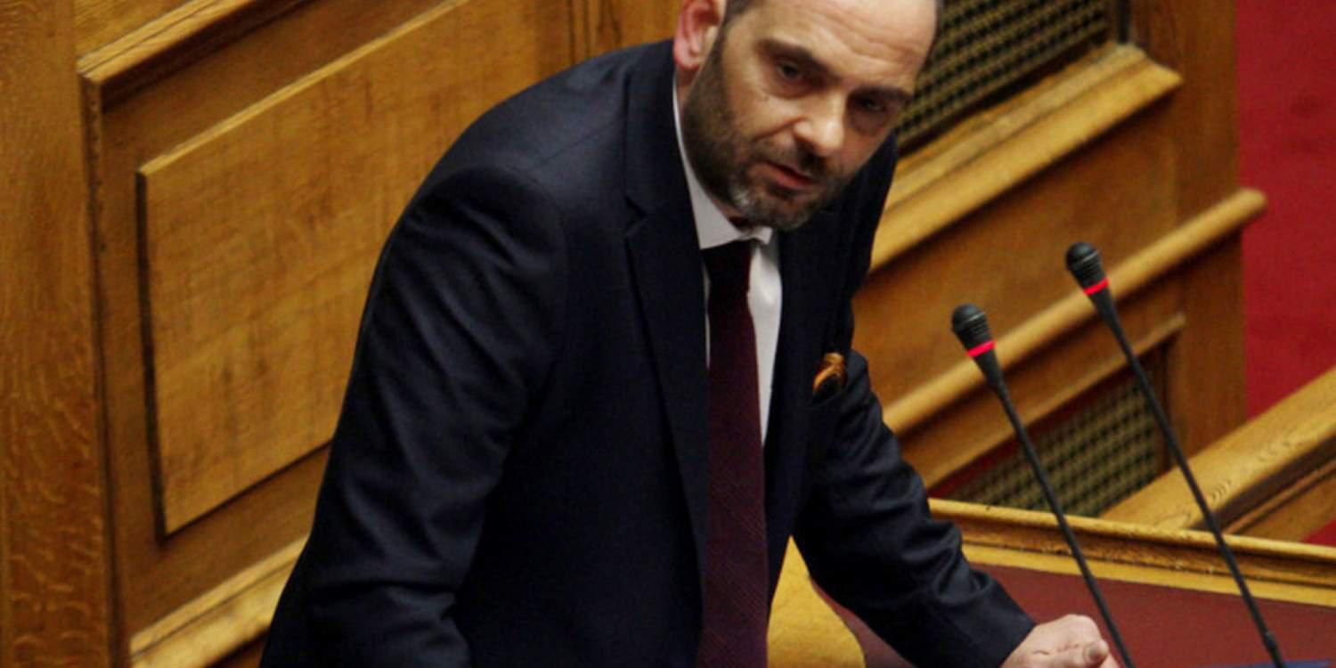 Φωτίλας σε Παππά: Τις περούκες που βρήκατε στην Αμερική μην τις πετάξετε [βίντεο]