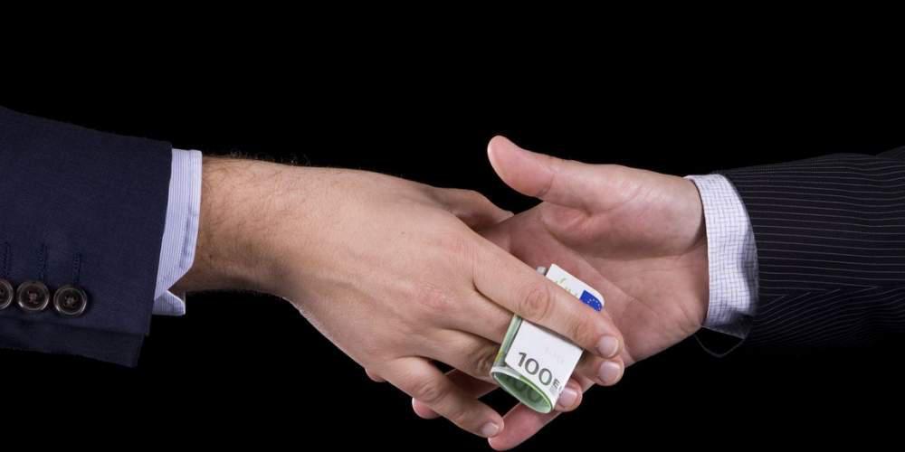 Οι καταγγελίες για διαφθορά «πνίγουν» την κυβέρνηση