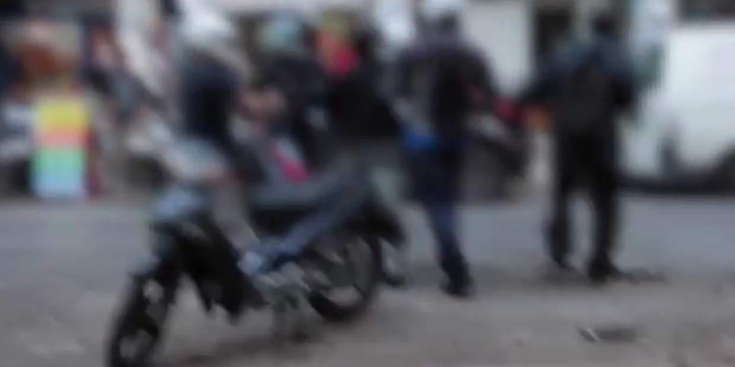 Επιδρομή αναρχικών σε ναρκέμπορους των Εξαρχείων [βίντεο]