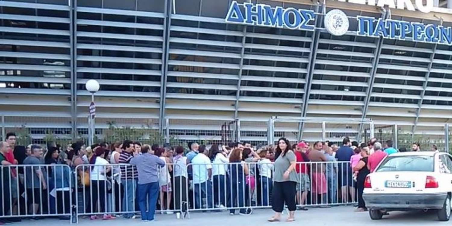 Εκατοντάδες Πατρινοί στημένοι σε ουρές για λίγα τρόφιμα [εικόνες]