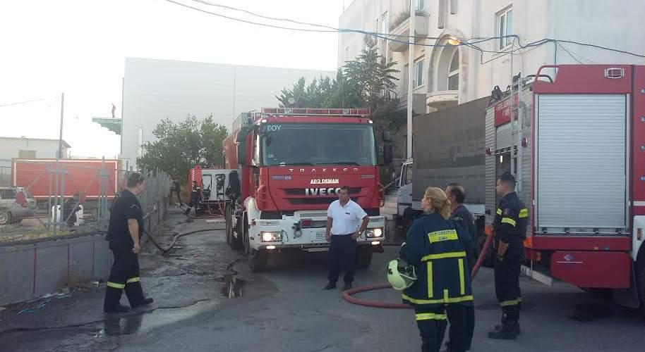Υπό έλεγχο φωτιά σε βιοτεχνία στις Αχαρνές